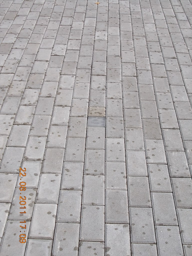 uložení v dlažbě