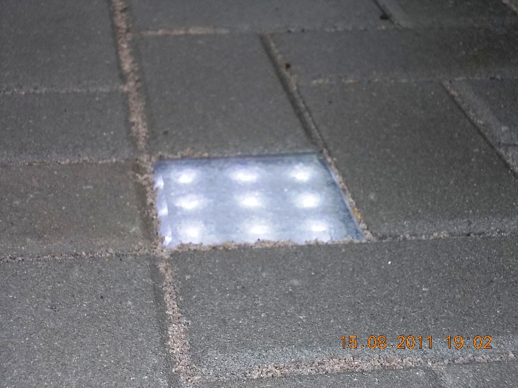 10x10 v dlažbě svíti
